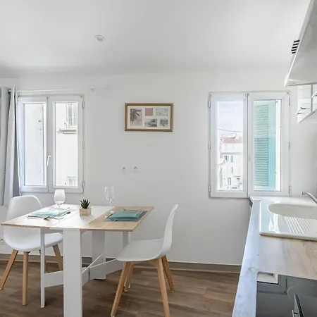 Grand Studio Dans Le Centre - 3e Etage Διαμέρισμα *